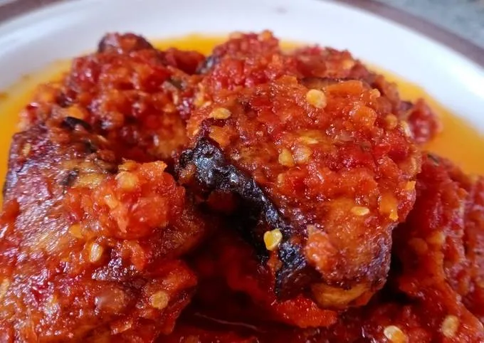 Cara Membuat Ikan Laut Balado Tenggiri Pedas. Super Mudah! 2 ikan laut balado