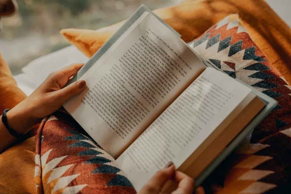 5 Jenis Bacaan yang Bisa Kamu Pilih untuk Tingkatkan Literasi 9