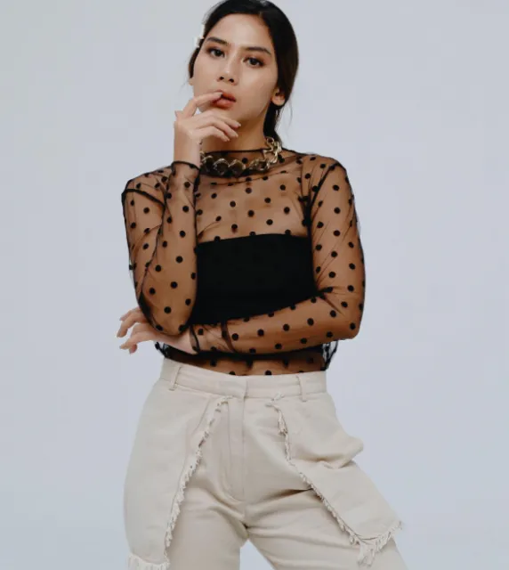 8 Potret Gaya Adinda Thomas, yang Ngaku Cantik Alaminya Tanpa Skincare 14 Adinda Thomas