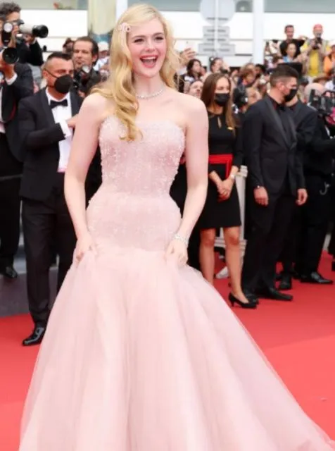 Mengintip 8 Gaya Selebritas di Karpet Merah Cannes Film Festival 2022. Stunning! 10 Elle Fanning