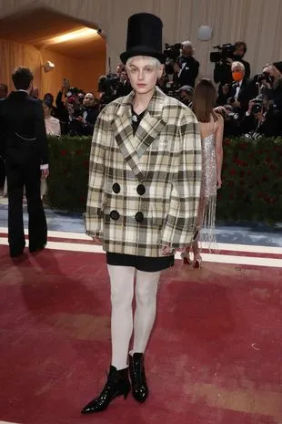 8 Gaya Paling Unik dan Nyeleneh dari Selebritas yang Hadiri Met Gala 2022 13 gaya seleb di Met Gala 2022