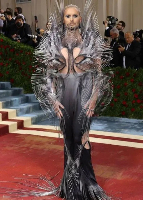 8 Gaya Paling Unik dan Nyeleneh dari Selebritas yang Hadiri Met Gala 2022 14 gaya seleb di Met Gala 2022
