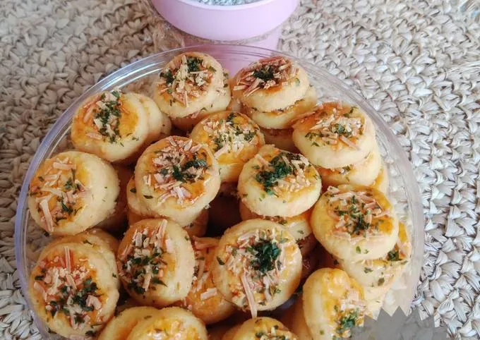 Resep Kue Gurih Garlic Cheese Cookies yang Rasanya Manis-Gurih 2 garlic cheese cookies