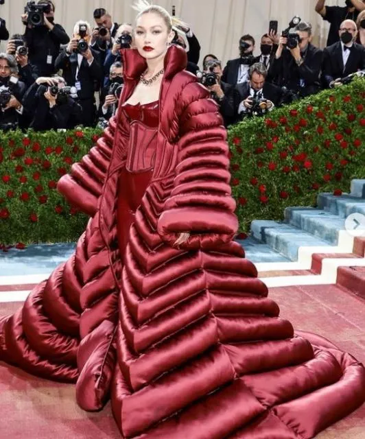 8 Gaya Paling Unik dan Nyeleneh dari Selebritas yang Hadiri Met Gala 2022 10 gaya seleb di Met Gala 2022