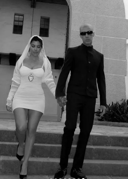 Detail Pernikahan Kourtney Kardashian dan Travis Barker. Digelar Tertutup dan Sederhana 5 Kourtney Kadarshian menikah