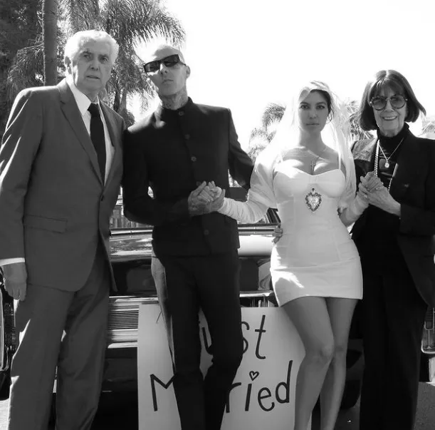 Detail Pernikahan Kourtney Kardashian dan Travis Barker. Digelar Tertutup dan Sederhana 7 Kourtney Kadarshian menikah