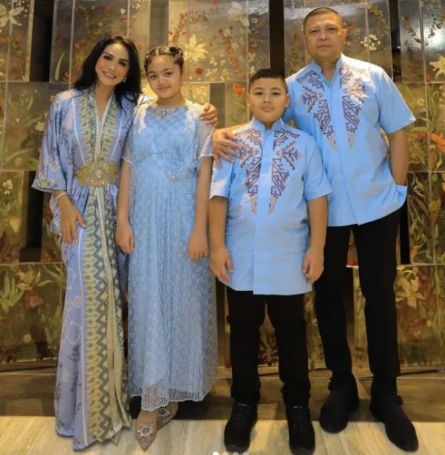 Potret Gaya Modis Selebritas Pada Momen Hari Lebaran 2022. Elegan! 12 baju lebaran artis