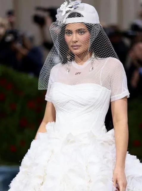 8 Gaya Paling Unik dan Nyeleneh dari Selebritas yang Hadiri Met Gala 2022 9 gaya seleb di Met Gala 2022