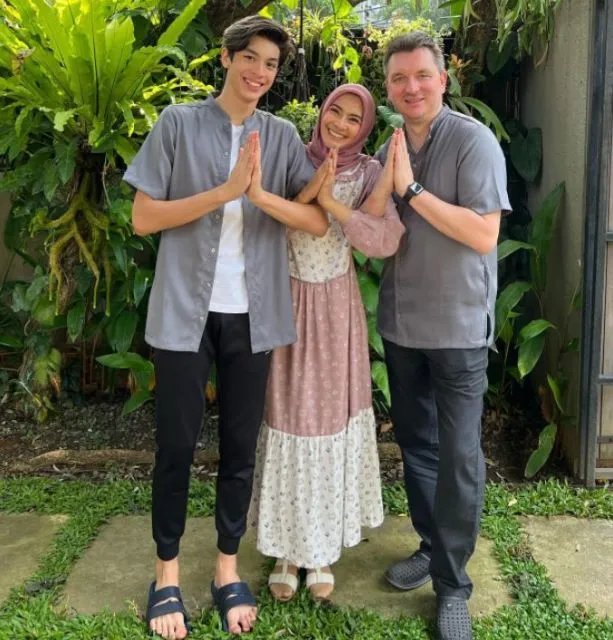 Potret Gaya Modis Selebritas Pada Momen Hari Lebaran 2022. Elegan! 17 style lebaran