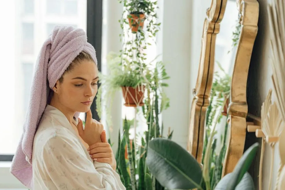 Mengenal Tren Skin Fasting. Apa Iya Bisa Bikin Kulit Lebih Bersih dan Segar? 6 woman skincare routine