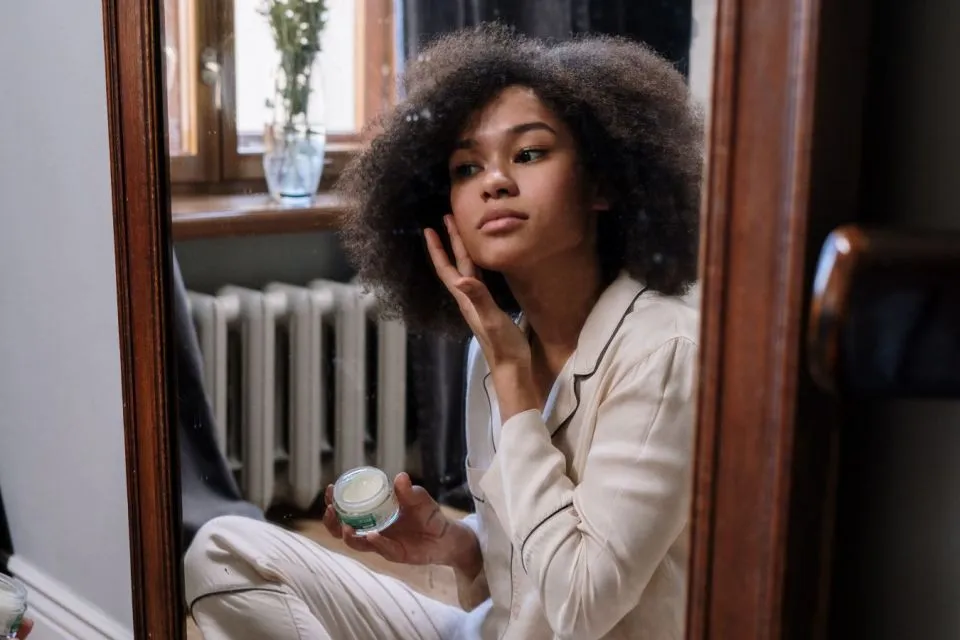 Mengenal Tren Skin Fasting. Apa Iya Bisa Bikin Kulit Lebih Bersih dan Segar? 4 applying skincare