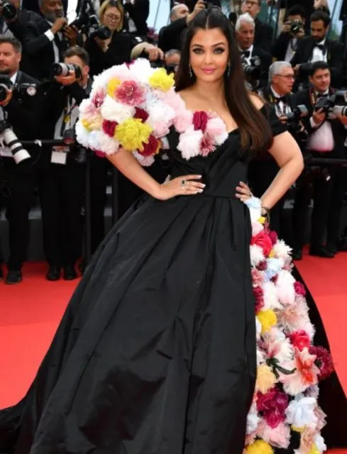 Mengintip 8 Gaya Selebritas di Karpet Merah Cannes Film Festival 2022. Stunning! 11 Aishwarya Rai