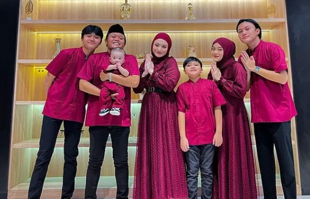 Potret Gaya Modis Selebritas Pada Momen Hari Lebaran 2022. Elegan! 18 style lebaran artis