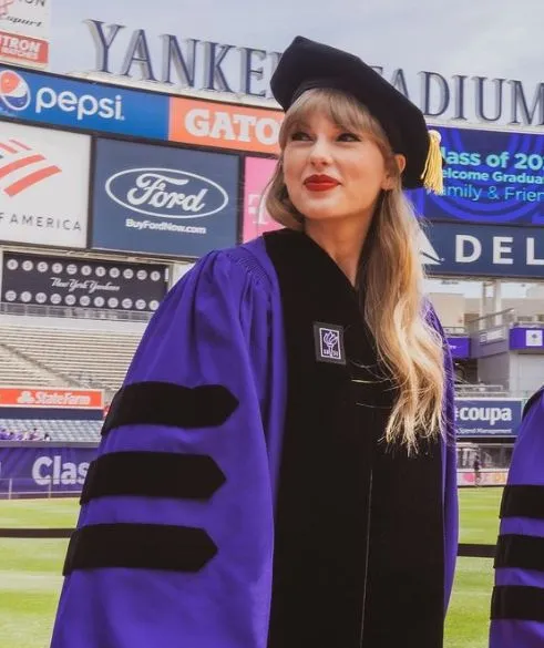 Taylor Swift Dianugerahi Gelar Doktor Kehormatan oleh NYU 2 Taylor Swift