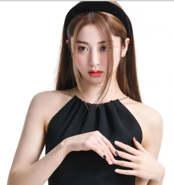Potret Gaya Yun-Jin Le Sserafim yang Viral Disebut-sebut Mirip Dewi Perssik 8 Huh Yun-Jin
