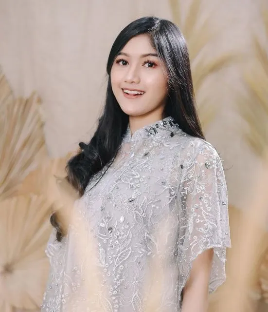 Potret Gaya Erina Gudono, Putri Indonesia DIY 2022 yang Viral Dirangkul Kaesang 12 Potret Erina Gudono