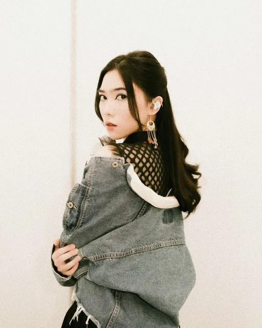 11 Gaya Rambut untuk Wajah Oval ala Isyana Sarasvati. Terbaru Bikin Pangling! 15 Gaya rambut Isyana