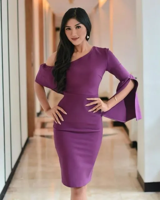 Potret Gaya Erina Gudono, Putri Indonesia DIY 2022 yang Viral Dirangkul Kaesang 13 Potret Erina Gudono