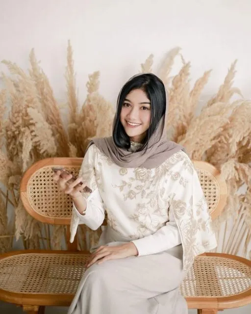 Potret Gaya Erina Gudono, Putri Indonesia DIY 2022 yang Viral Dirangkul Kaesang 15 Potret Erina Gudono