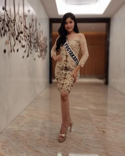 Potret Gaya Erina Gudono, Putri Indonesia DIY 2022 yang Viral Dirangkul Kaesang 10 Potret Erina Gudono