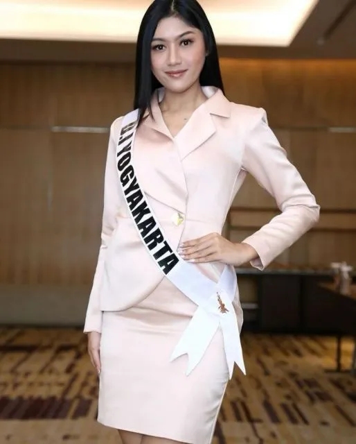 Potret Gaya Erina Gudono, Putri Indonesia DIY 2022 yang Viral Dirangkul Kaesang 14 Potret Erina Gudono