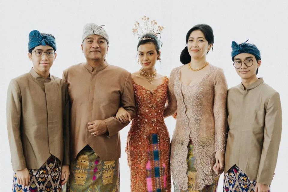 Detail Pernikahan Eva Celia dan Demas Narawangsa, Busananya Unik dan Elegan 18