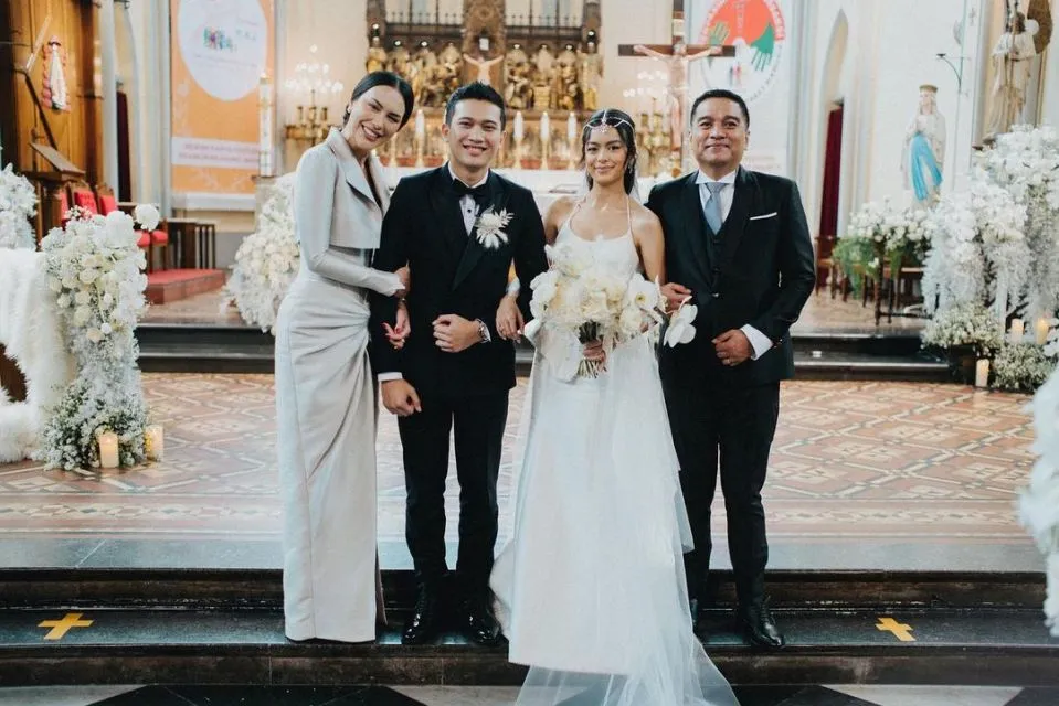 Detail Pernikahan Eva Celia dan Demas Narawangsa, Busananya Unik dan Elegan 15