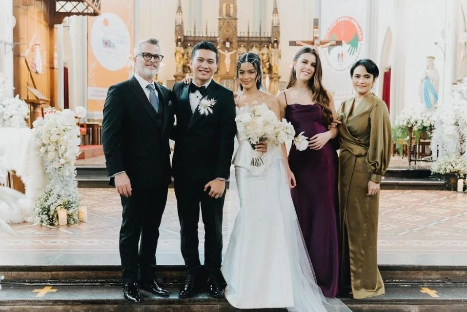 Detail Pernikahan Eva Celia dan Demas Narawangsa, Busananya Unik dan Elegan 16