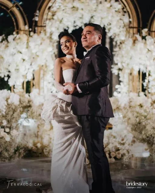 Detail Pernikahan Eva Celia dan Demas Narawangsa, Busananya Unik dan Elegan 19