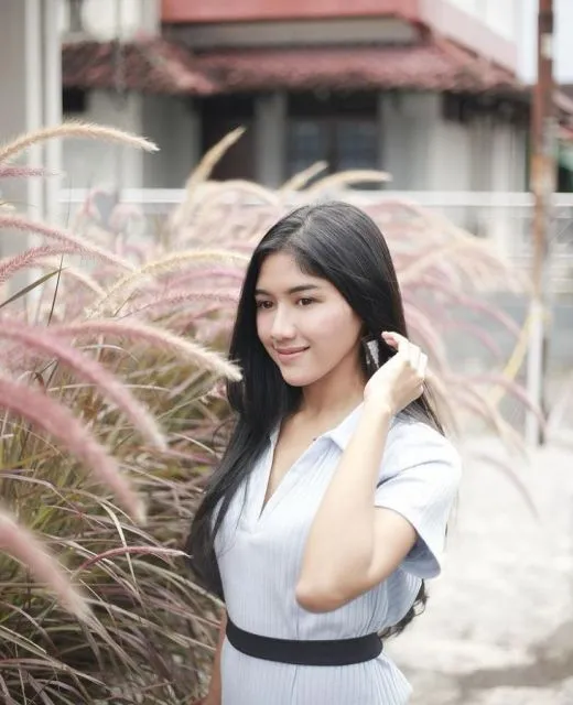 Potret Gaya Erina Gudono, Putri Indonesia DIY 2022 yang Viral Dirangkul Kaesang 16 Potret Erina Gudono