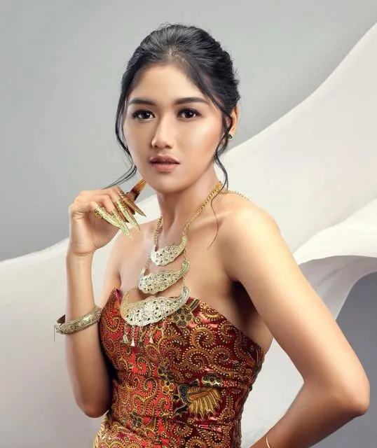 Potret Gaya Erina Gudono, Putri Indonesia DIY 2022 yang Viral Dirangkul Kaesang 11 Potret Erina Gudono
