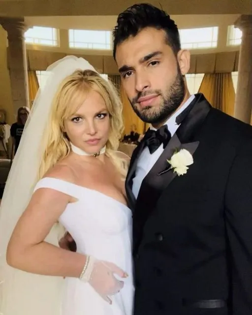 Detail Mewah Busana Pernikahan Britney Spears dan Sam Asghari. Dirancang 700 Jam! 11 Butuh 700 jam pengerjaan