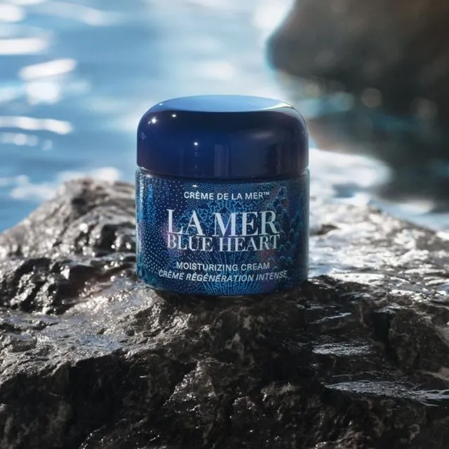 6 Merek yang Luncurkan Produk Berkonsep Blue Beauty. Yuk Lestarikan Ekosistem Laut! 12 La Mer Blue Heart Creme de La Mer Moisturizing Cream
