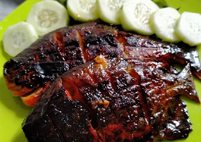 Resep Ikan Bawal Bakar Madu yang Menggoda Selera. Simpel! 2 ikan bawal bakar madu