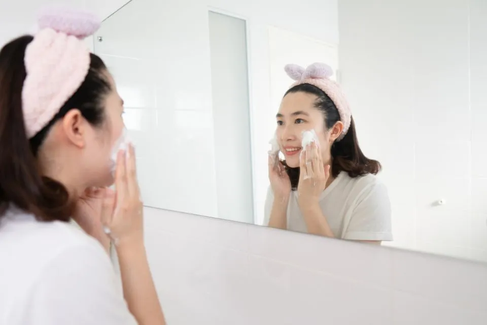 Cara Pakai Cleansing Oil yang Benar untuk Tumpas Minyak Wajah 10 cara memakai cleansing oil