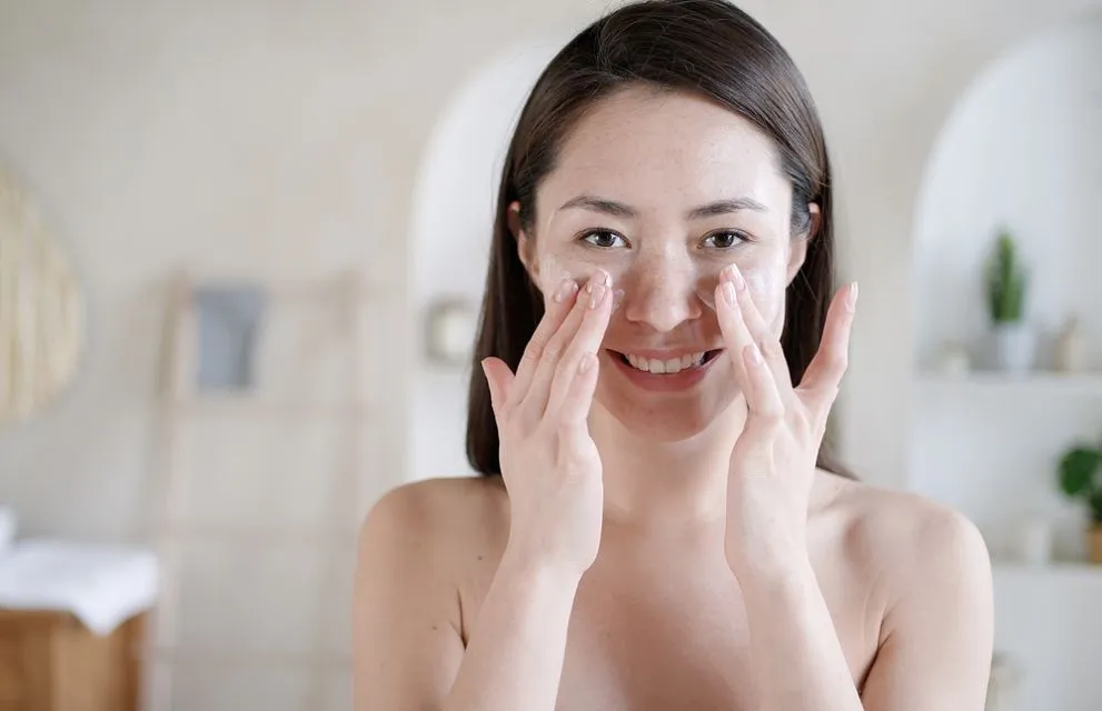 Cara Pakai Cleansing Oil yang Benar untuk Tumpas Minyak Wajah 7 cara memakai cleansing oil untuk kulit berminyak