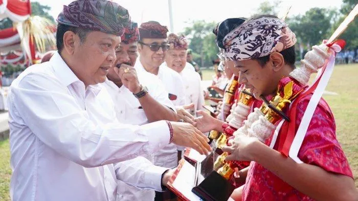 6 Alasan Kenapa Liburan Sekolah saat Kecil Jadi Momen yang Menyebalkan, Pernah Mengalami? 9 anak terima piala