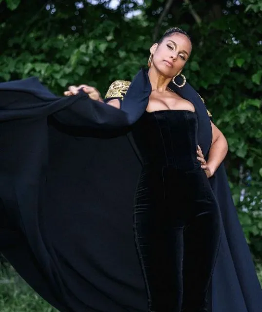 Gaya Elegan Selebritas di Perayaan Platinum Jubilee Ratu Elizabeth 11