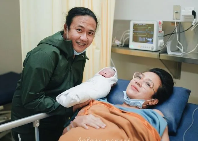 Dea Ananda dan Ariel Nidji Dikaruniai Anak Pertama Usai 12 Tahun Menikah 3