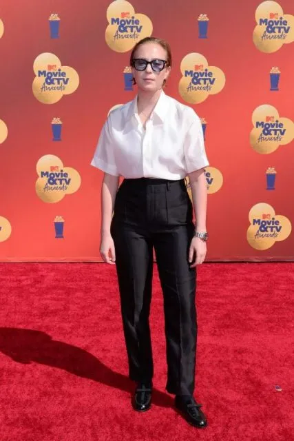 Intip Gaya Selebritas di Karpet Merah MTV Movie and TV Awards 2022 14