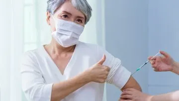 5 Tips Mendampingi Lansia Saat Melakukan Vaksinasi COVID-19