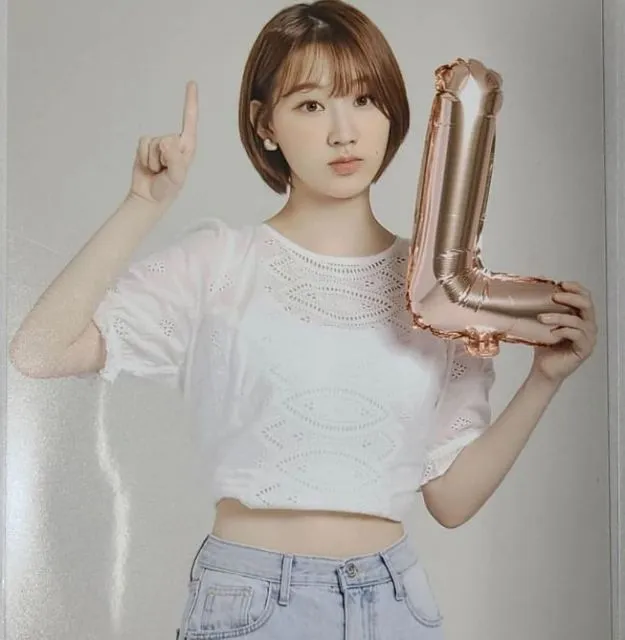 Intip Gaya Jiyoon yang Putuskan Hengkang dari Weeekly Akibat Gangguan Kesehatan 9