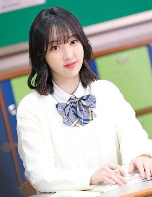 Intip Gaya Jiyoon yang Putuskan Hengkang dari Weeekly Akibat Gangguan Kesehatan 12