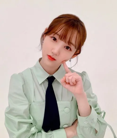 Intip Gaya Jiyoon yang Putuskan Hengkang dari Weeekly Akibat Gangguan Kesehatan 14