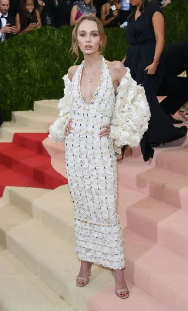 8 Gaya Stylish Lily-Rose Depp, Putri Johnny Depp di Berbagai Momen Karpet Merah 9