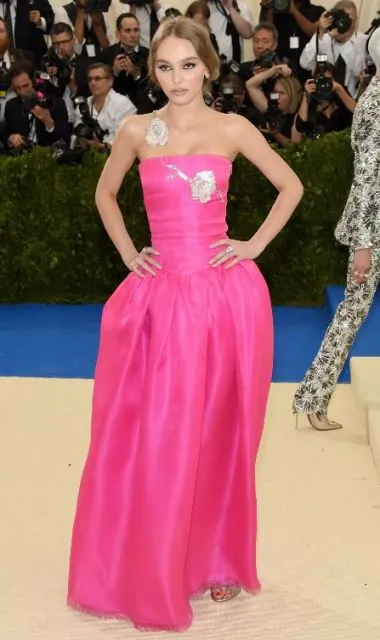 8 Gaya Stylish Lily-Rose Depp, Putri Johnny Depp di Berbagai Momen Karpet Merah 12