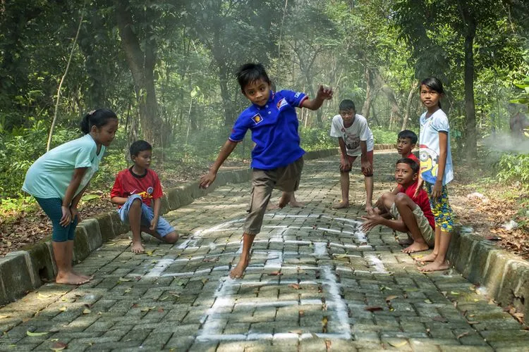 6 Alasan Kenapa Liburan Sekolah saat Kecil Jadi Momen yang Menyebalkan, Pernah Mengalami? 11 anak bermain