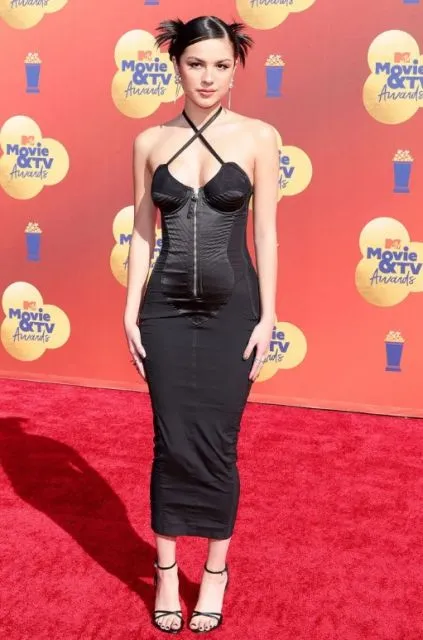 Intip Gaya Selebritas di Karpet Merah MTV Movie and TV Awards 2022 10 Olivia Rodrigo