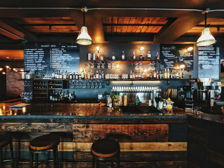 Kontroversi Holywings; Dugaan Penistaan Agama Sampai Izin Usaha Dicabut 8 Ilustrasi kafe dan bar