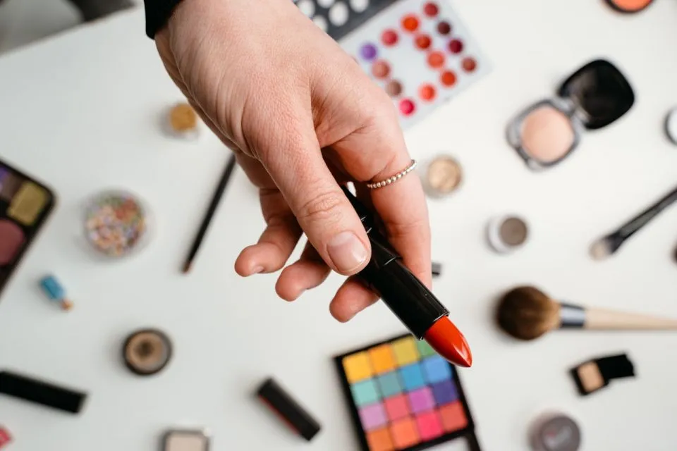 Kenali 4 Ciri-ciri Lipstik Kadaluwarsa yang Kadang Nggak Disadari 7 Ciri ciri makeup kadaluarsa